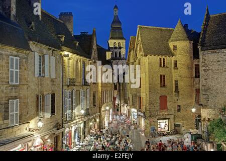 France Dordogne Perigord Noir Sarlat la Caneda place de la Liberté (place de la Liberté) et la tour de la cathédrale Saint Sacerdos Banque D'Images