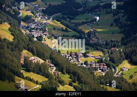 L'Autriche, la Carinthie, le parc national du Hohe Tauern, la Haute Route alpine du Grossglockner, vue de dessus de village Heiligenblut Banque D'Images