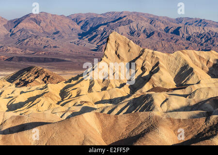 États-unis, Californie, Death Valley National Park, le lever du soleil sur la Manly Beacon badlands à Zabriskie Point Banque D'Images