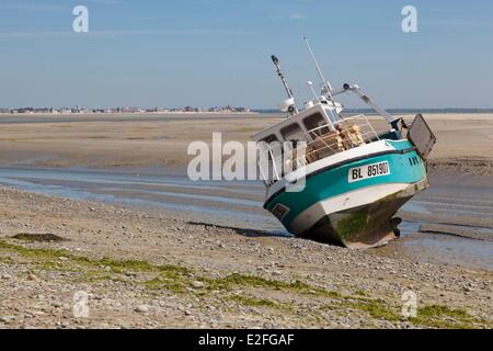 France, Picardie, Baie de Somme, la baie à marée basse et un bateau de pêche du point de Hourdel Banque D'Images