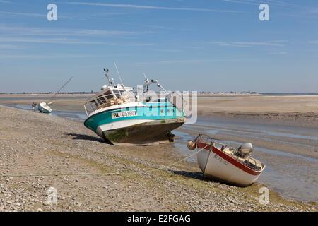 France, Picardie, Baie de Somme, la baie à marée basse et les bateaux de pêche du point de Hourdel Banque D'Images