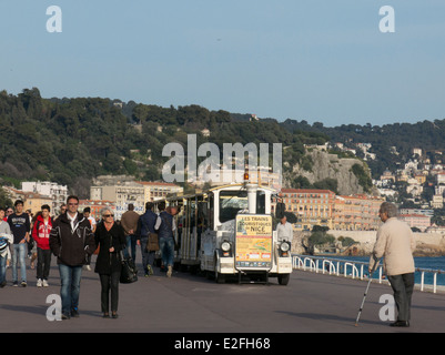 Train touristique sur la Promenade des Anglais et le Lido à Villefranche-sur-Mer Plage, Nice, Côte d'Azur, France Banque D'Images