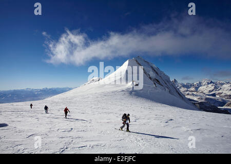 La Suisse, Canton du Valais, Zermatt, les skieurs sur la Lys col (4248m) entre le Lyskam et Mont Rose Banque D'Images