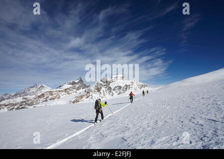 La Suisse, Canton du Valais, Zermatt,skieurs sur la façon d'Adler Pass Banque D'Images