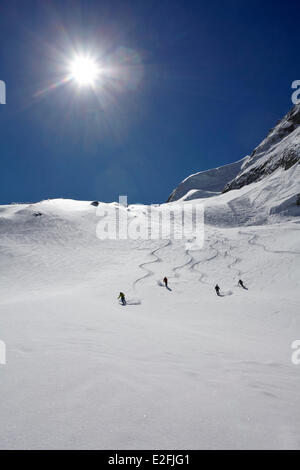 La Suisse, Canton du Valais, Arolla, skieurs sur le glacier en face de Weisshorn face nord (4505m) Banque D'Images