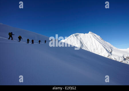 La Suisse, Canton du Valais, Arolla, randonneurs ordre croissant le Mont-Blanc de Cheilon (3870m) Banque D'Images