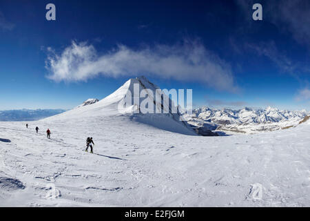 La Suisse, Canton du Valais, Zermatt, les skieurs sur la Lys col (4248m) entre le Lyskam et Mont Rose Banque D'Images