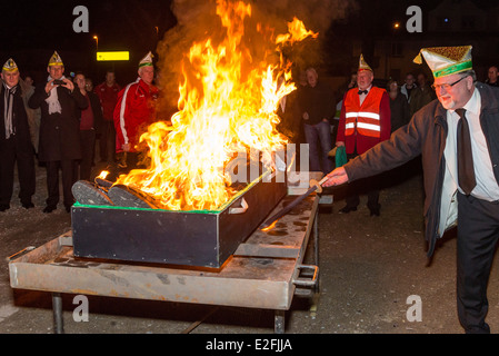 Carnaval allemand carnavaliers dans la bonne humeur brûler le défunt Bacchus à son inhumation crémation factice. Banque D'Images