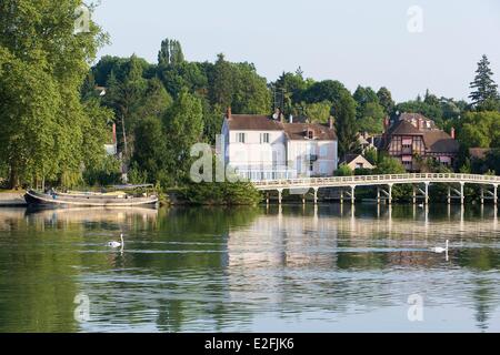 France, Seine et Marne, Samois sur Seine, passerelle piétonne et maisons sur les berges de la Seine Banque D'Images