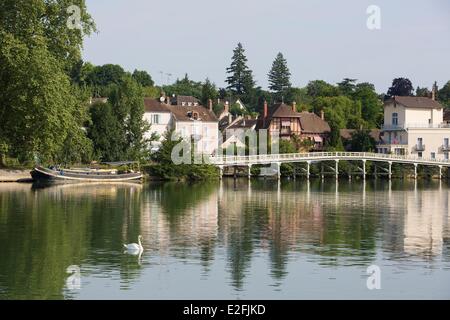 France, Seine et Marne, Samois sur Seine, passerelle piétonne et maisons sur les berges de la Seine Banque D'Images