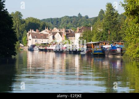 France, Seine et Marne, Samois sur Seine, bateaux amarrés à quai sur la Seine et le village en arrière-plan Banque D'Images