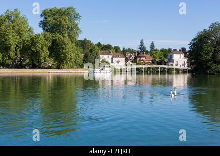 France, Seine et Marne, Samois sur Seine, passerelle piétonne et maisons sur les berges de la Seine Banque D'Images