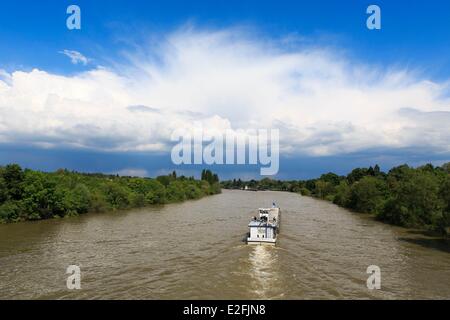 France, Seine et Marne, Bois-le-Roi, télévision bateau sur la Seine et le bloquer à l'arrière-plan Banque D'Images