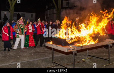 Carnaval allemand carnavaliers dans la bonne humeur brûler le défunt Bacchus à son inhumation crémation factice. Banque D'Images