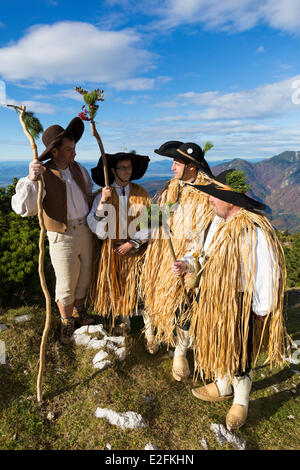 Au-dessus de la Slovénie KAMNIK Velika Planina la vallée avec plateau berger traditionnelle maison en bois bergers vêtus de la Banque D'Images