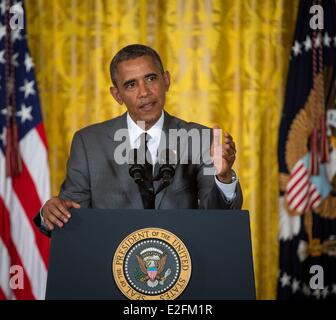 Le président américain Barack Obama offre ses remarques à la première Maison Blanche Maker Faire, qui regroupe des étudiants, des entrepreneurs et des citoyens ordinaires qui sont à l'aide de nouveaux outils et techniques pour lancer de nouvelles entreprises à la Maison Blanche le 18 juin 2014 à Washington, DC. Banque D'Images