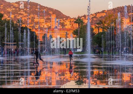 France Alpes Maritimes Nice, Promenade du Paillon le bassin d'agrément de 3000 m2 et les jets d'eau de la place Masséna Banque D'Images