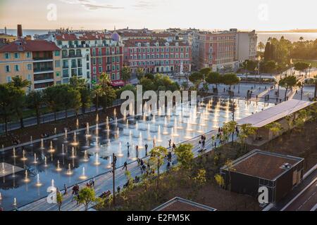 France Alpes Maritimes Nice, Promenade du Paillon le bassin d'agrément de 3000 m2 et les jets d'eau de la place Masséna Banque D'Images