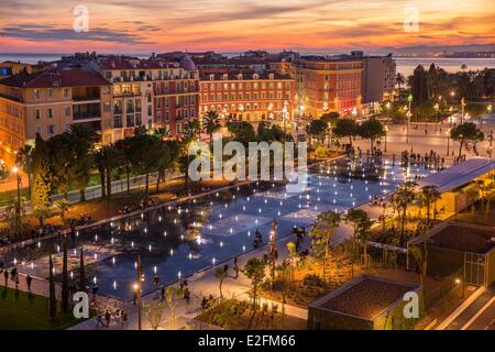 France Alpes Maritimes Nice, Promenade du Paillon le bassin d'agrément de 3000 m2 et les jets d'eau de la place Masséna Banque D'Images