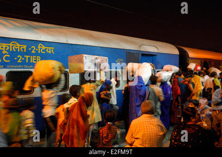 L'Inde New Delhi railway station les passagers d'un train de nuit Banque D'Images