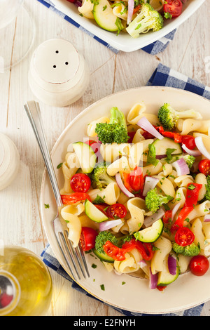 Maison saine de la salade de pâtes avec des tomates oignons et brocolis Banque D'Images