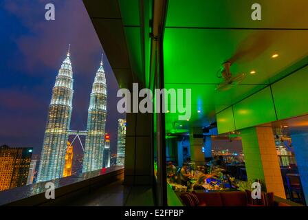 La Malaisie Kuala Lumpur vue sur les Tours Petronas conçu par l'architecte argentin Cesar Pelli de Sky Bar Banque D'Images