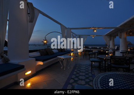 Panarea coucher du soleil "Lisca Bianca terrasse' et vue de Stromboli Banque D'Images