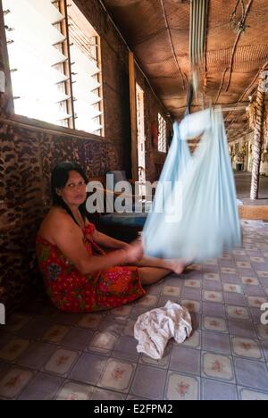 Malaisie Bornéo Malaisien Sarawak Batang Ai état intérieur du Parc National de Mengkak Iban longue maison mère et fils Banque D'Images