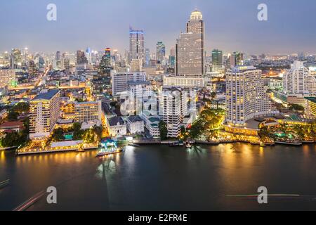 Thailande Des rives de la rivière Chao Phraya vue depuis l'hôtel Peninsula dans Bang Rak district avec le Mandarin Oriental et Banque D'Images