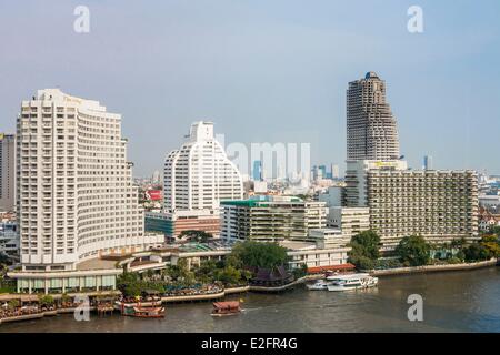 Thailande Des rives de la rivière Chao Phraya vue depuis l'hôtel Peninsula sur l'Bang Rak district avec le Shangri-La sur Banque D'Images