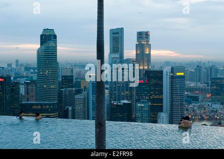 Singapour Marina Bay Marina Bay Sands a ouvert ses portes en 2010 2600 chambres d'hôtel conçu par l'architecte Moshe Safdie SkyPark à 191 mètres Banque D'Images