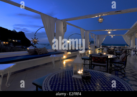 Panarea coucher du soleil "Lisca Bianca terrasse' et vue de Stromboli Banque D'Images