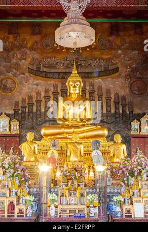 Thaïlande Bangkok Wat Rakhang Khositaram datant de la fin du 18e siècle Bouddha assis Banque D'Images