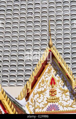 Thaïlande Bangkok Bang Rak temple bouddhiste district Wat Suan Plu avec la substance de l'Etat tour construite en 1981 et 247 Banque D'Images