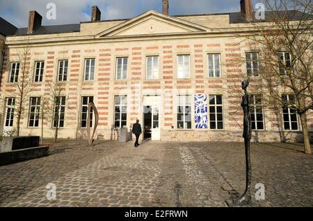 France Nord Le Cateau Cambresis cour pavée et Fenelon Palace abrite le Musée Matisse et la statue en bronze de la Banque D'Images