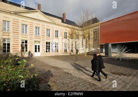 France Nord Le Cateau Cambresis touristes dans la cour pavée et Fenelon Palace abrite le Musée Matisse 170 Hébergement Banque D'Images