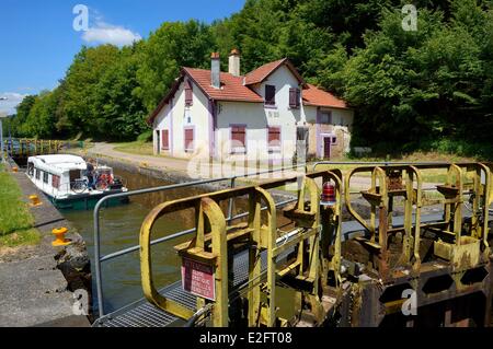 France Bas Rhin Saverne domaine Marne-Rhine Canal (Canal de la Marne au Rhin) dans la vallée de la Zorn lock Banque D'Images