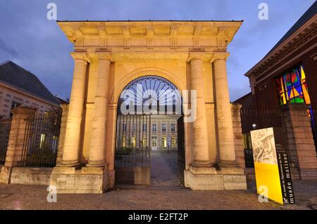 France Nord Le Cateau Cambresis arch et porte principale entrée du Musée Matisse situé au Palais Fenelon immobilier 170 Banque D'Images