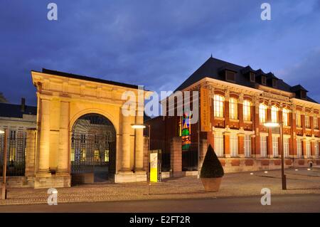 France Nord Le Cateau Cambresis arch et porte principale entrée du Musée Matisse situé au Palais Fenelon immobilier 170 Banque D'Images