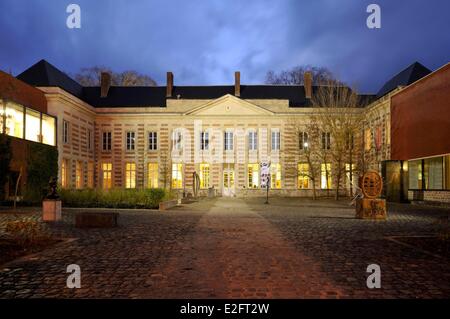 France Nord Le Cateau Cambresis cour pavée et Fenelon Palace abrite le Musée Matisse hébergeant 170 œuvres d'Henri Banque D'Images