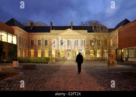 France Nord Le Cateau Cambresis cour pavée et Fenelon Palace abrite le Musée Matisse hébergeant 170 œuvres d'Henri Banque D'Images