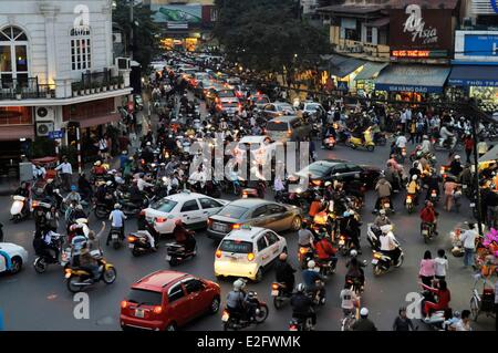 Vietnam Hanoi la circulation dans la vieille ville Banque D'Images