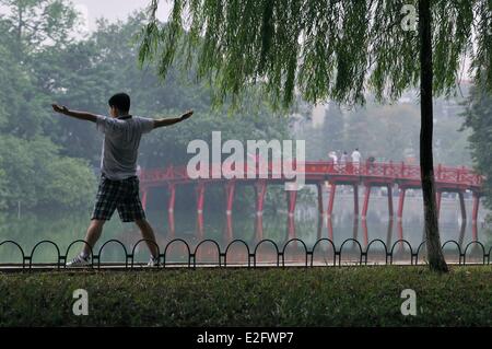 La vieille ville d'Hanoï Vietnam Hoan Kiem lake people practicing Tai chi Banque D'Images