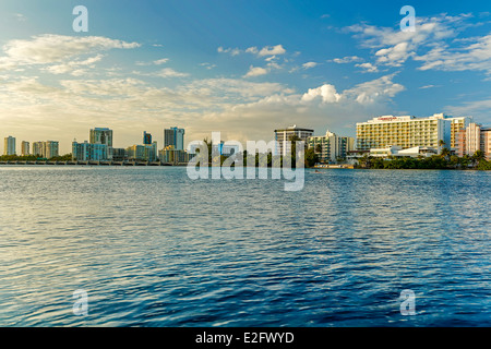 El Condado Lagoon et skyline, El Condado, San Juan, Puerto Rico Banque D'Images