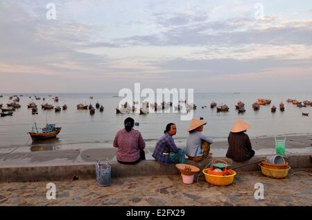 La province de Binh Thuan Vietnam Mui Ne reste prise dans les pêcheurs wifes face de port de pêche Banque D'Images