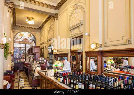 Argentine Buenos Aires quartier Almagro Confiteria Las Violetas café ouvert en 1884 avec ses vitraux dans le bar anglais Banque D'Images