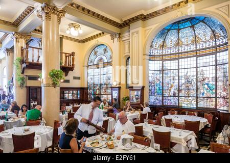 Argentine Buenos Aires quartier Almagro Confiteria Las Violetas café ouvert en 1884 son restaurant avec fenêtres à la française Banque D'Images