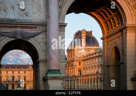 La lumière du soleil sur le réglage de l'Arc de triomphe du Carrousel et Musée du Louvre, Paris France Banque D'Images