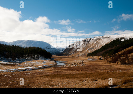 La rivière Findhorn, qui coule le long de la vallée de Findhorn à travers les montagnes couvertes de neige dans Moadhliath Inverness-shire, Scotland Banque D'Images