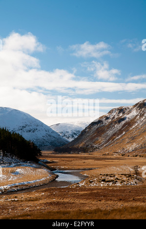 La rivière Findhorn, qui coule le long de la vallée de Findhorn à travers les montagnes couvertes de neige dans Moadhliath Inverness-shire, Scotland Banque D'Images